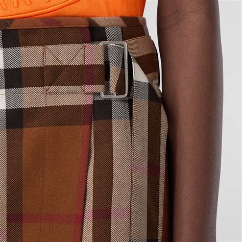 burberry sjaal 1 op 1|Pleated Check Wool Skirt in Dark sand .